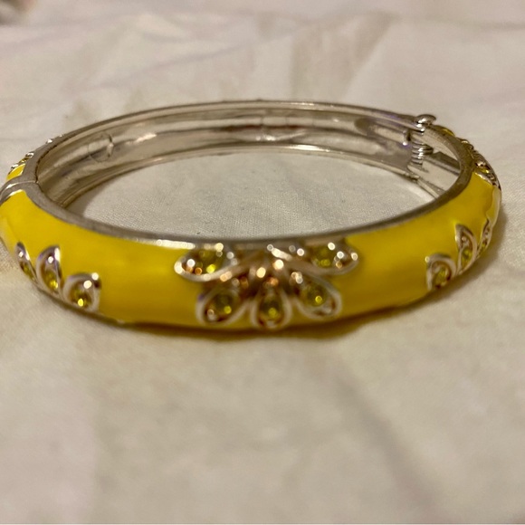 Pretty enamel snap bracelet Yellow with Gold tone flower accents - Picture 3 of 12